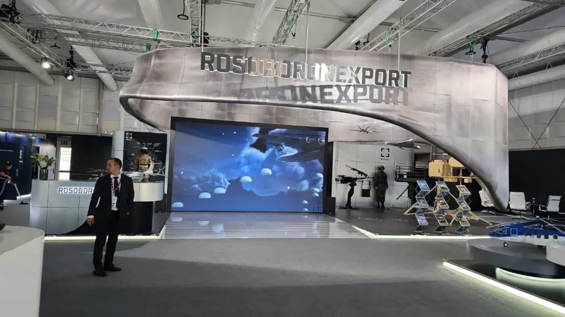 Modern exhibition stand at a Dubai trade show, showcasing innovative design and branding solutions.